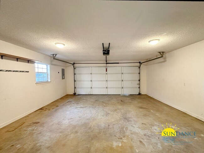 Building Photo - Stunning 4 Bedroom Mary Esther Home, minut...