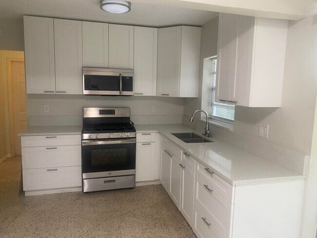 Building Photo - 1427 W Ocean Avenue, Lantana, FL 33462