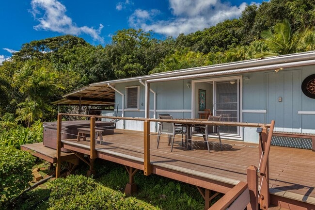 Building Photo - Charming 2 Bedroom Rental with Stunning Mountain Views – Available only April 1 to October 31, 2026