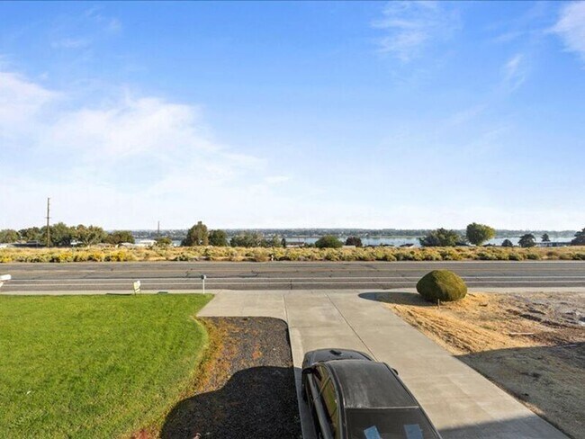 Building Photo - 3603 W Canal Dr