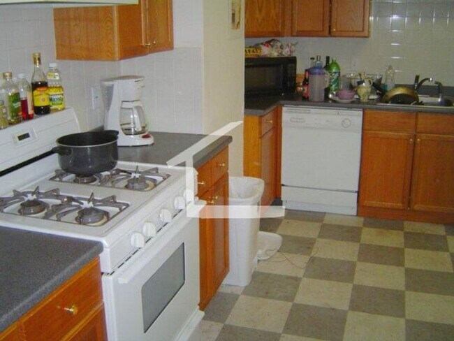 Building Photo - Oak Sq. Area of Brighton. Eat-in Kitchen, Parch, Laundry on a Site