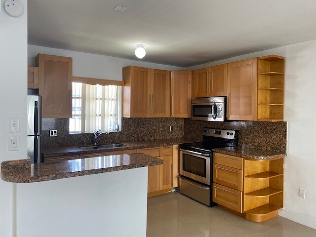 Kitchen w/ Granite Countertop - 7680 SW 82nd St