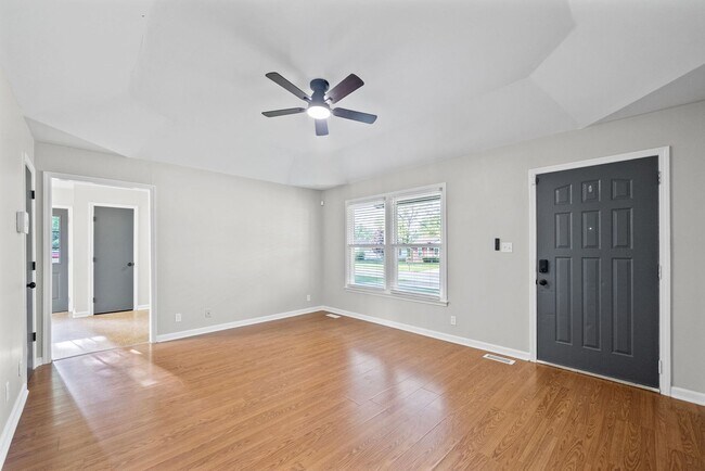 Building Photo - 3 Bedroom 1 1/2 Bath Renovated Home For Rent!