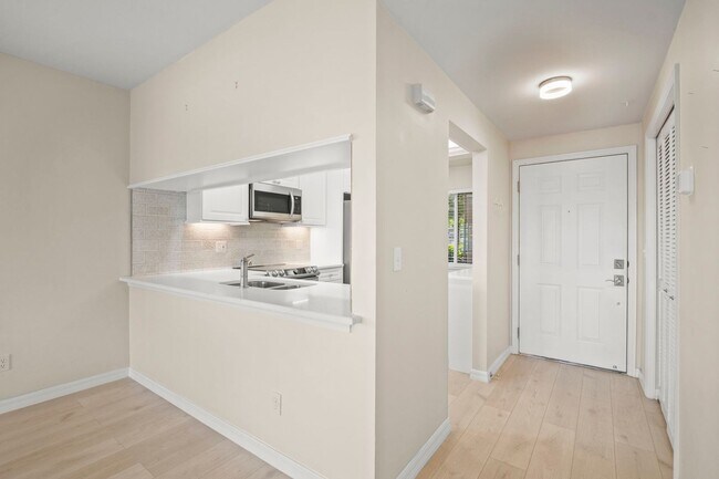 Building Photo - Stunning 2 beds 2 baths condo with lake vi...