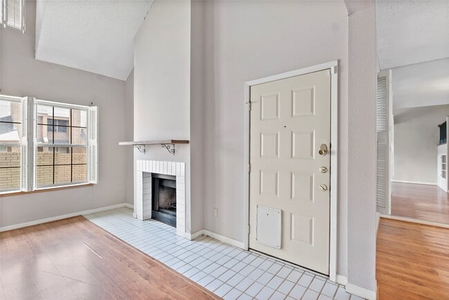 Building Photo - 3122 Camelot Dr