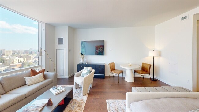 Primary Photo - 430 Stuart St