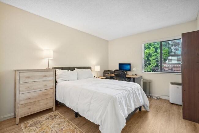 Building Photo - Upstairs Bright 2 bedroom Condo