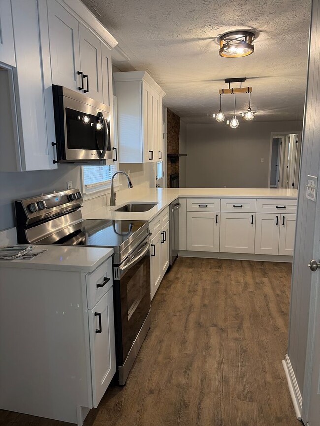 Building Photo - Renovated Ranch Home