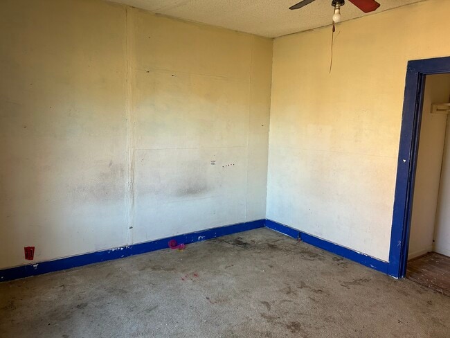 Building Photo - 903 W 8th St