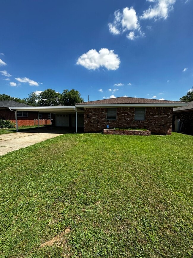 Building Photo - Great 3 bd/1.5 ba Home - Lots of Built-in Storage