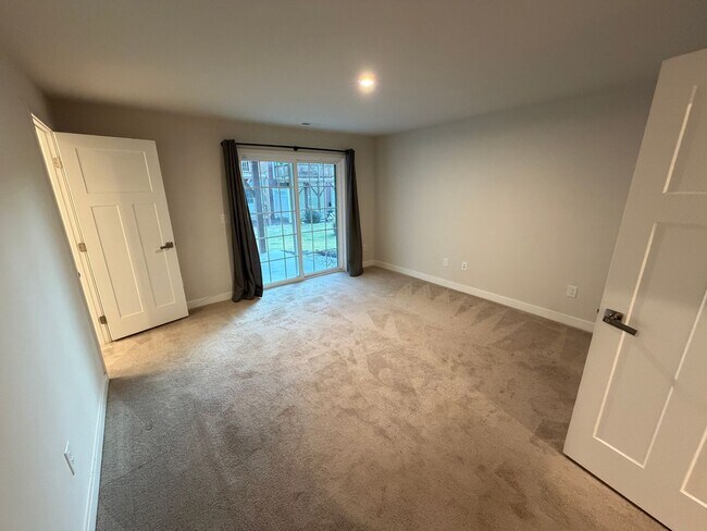 Building Photo - Like-New 4 Bedroom Townhouse