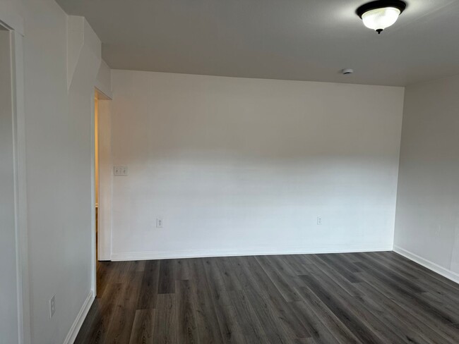 Building Photo - Updated 3 bedroom 2 bathroom duplex in his...