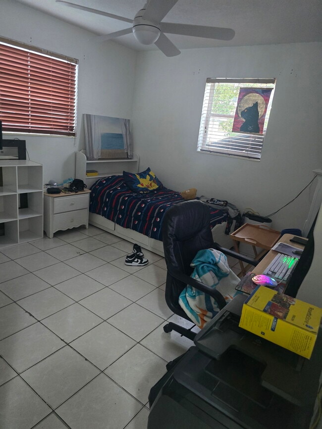 Building Photo - 464 E 50th St