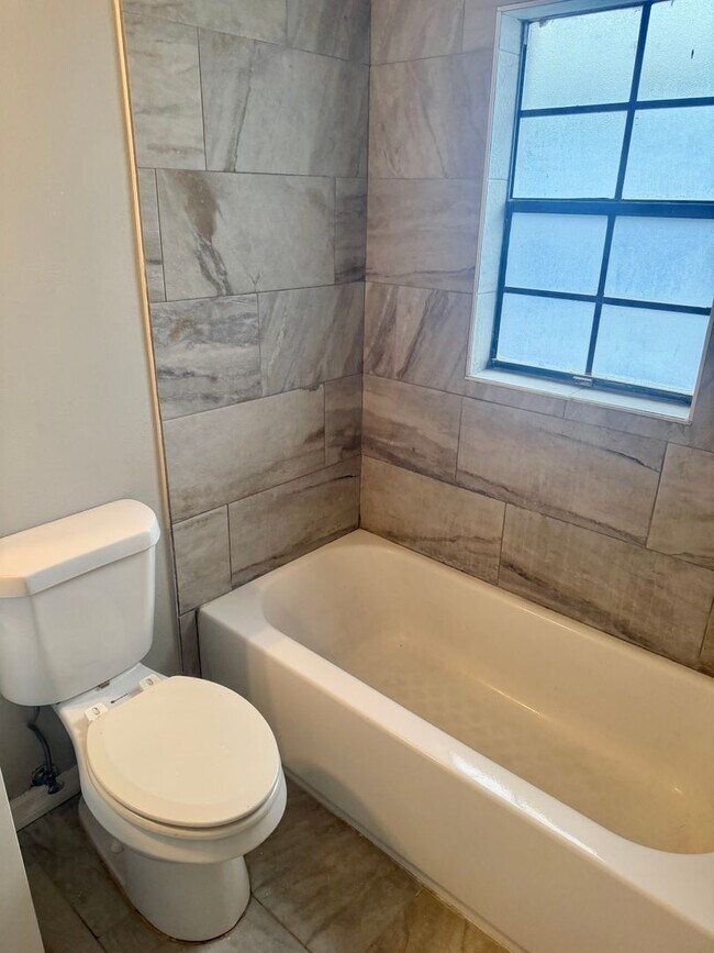 Building Photo - Completely Renovated 3/2 Located in Quiet Palm Harbor Community