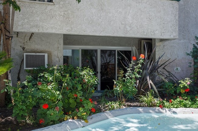 Building Photo - Newly Renovated 2 Bed + 2 Bath Condo in Pr...