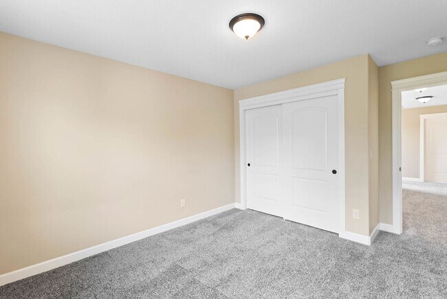 Building Photo - Beautiful Gated Fisher’s Landing Townhome with 4 Bedrooms, Gas Fireplace & Central AC