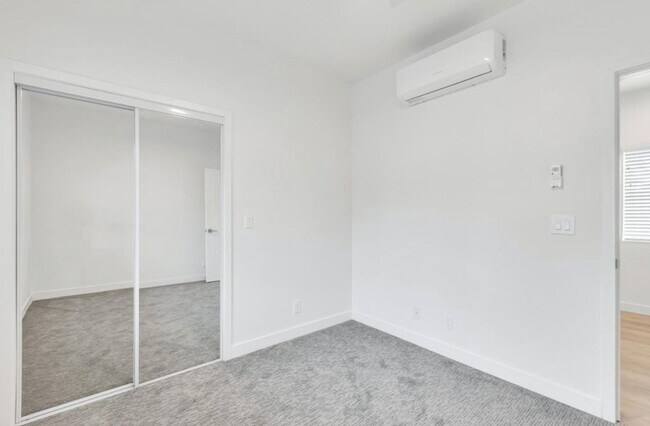 Building Photo - 2 bedroom / 1 bath | Midtown Duplex Available Now