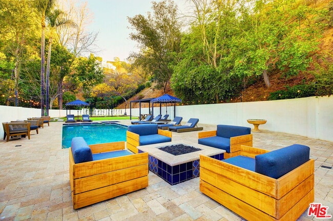 Building Photo - 2570 Nichols Canyon Rd