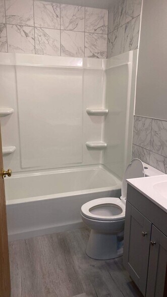 Bath - 726 Beechurst Ave
