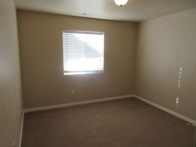 Building Photo - Move-In Bonus! 3 bedroom - 2 bathroom twin...