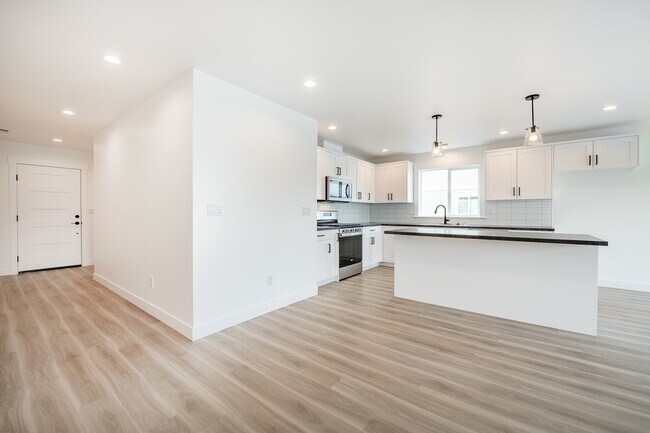 Building Photo - 1517 Hovel Rd