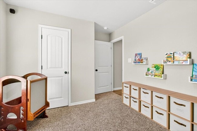 Building Photo - 8121 Cattlemen Dr