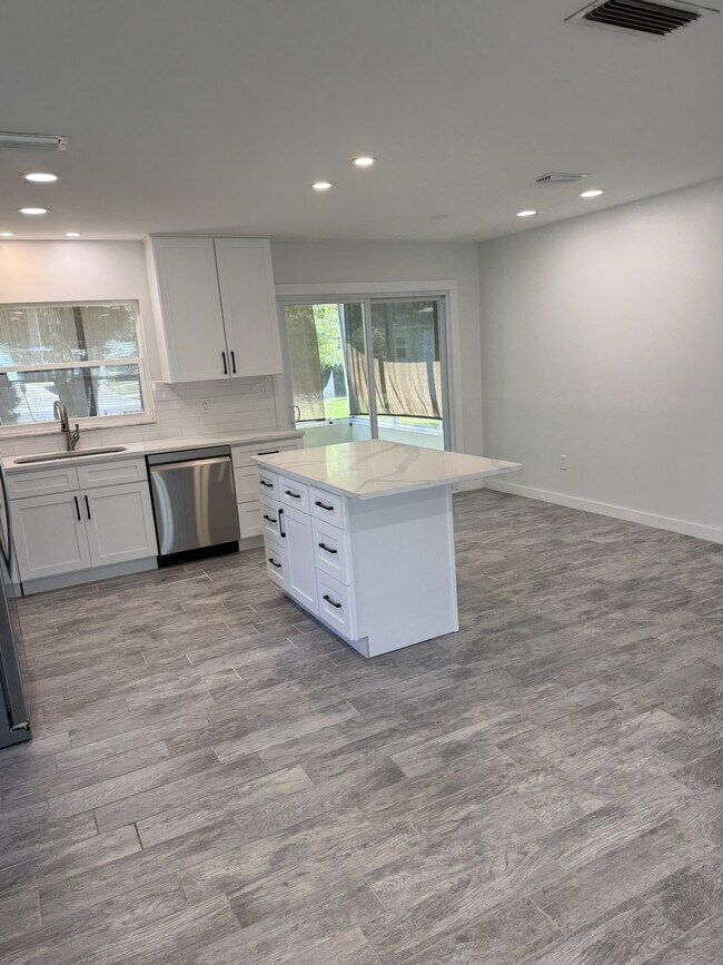 Building Photo - 1105 Morse Ave