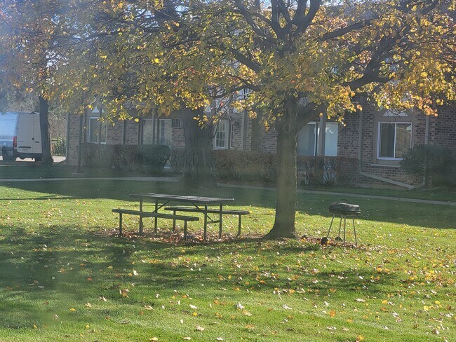 Courtyard - 16W470 Lake Dr