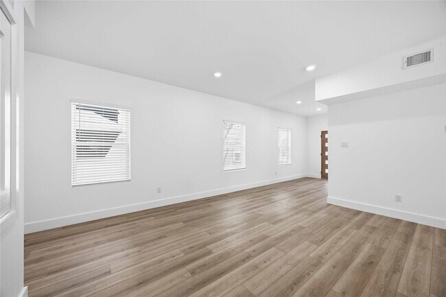 Building Photo - 801 E 32nd 1/2 St