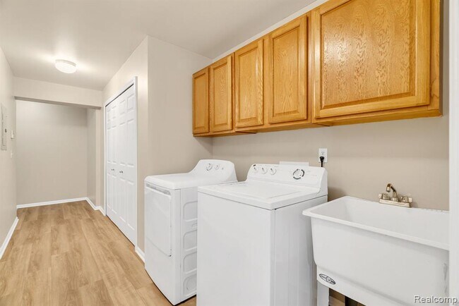 Building Photo - 8208 Chesapeake Cir