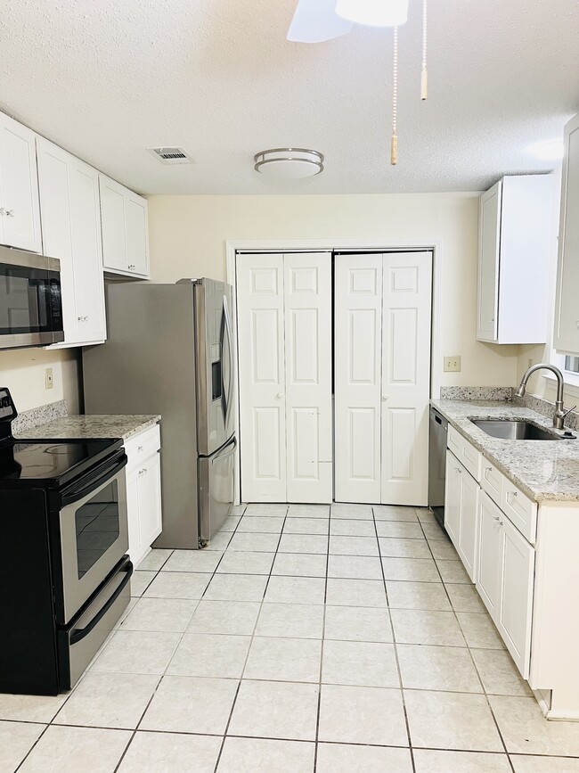 Building Photo - 1534 Delta Dr