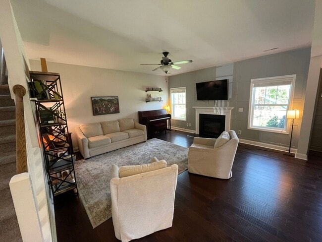 Building Photo - Stunning 5 Bed 3 Bath Home in Anderson Creek Club