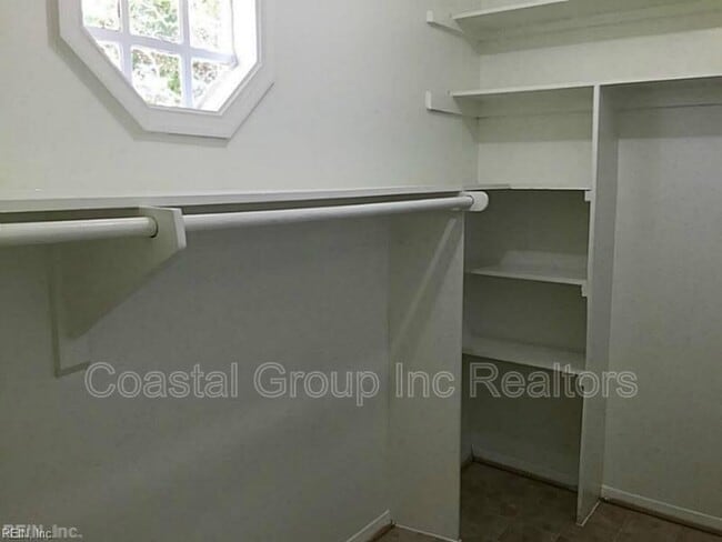 Building Photo - 800 St Denis Ct