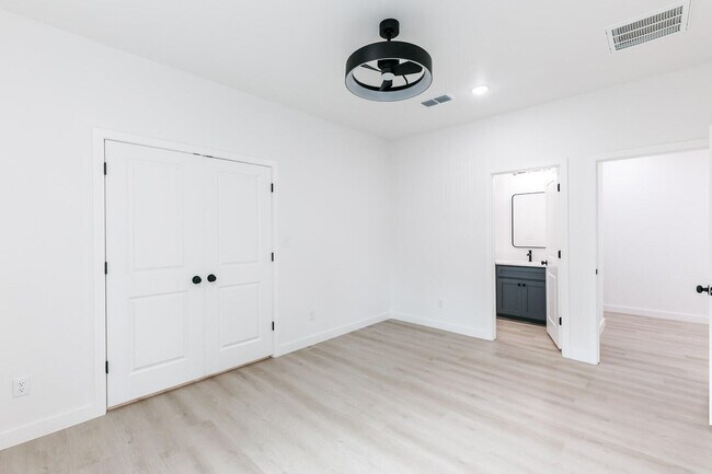 Building Photo - 1704 Elkhart Ave