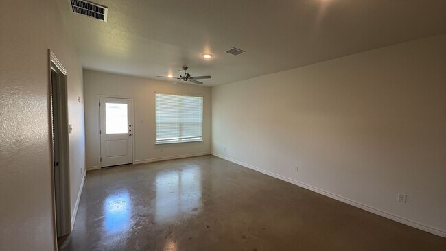 Building Photo - 616 Pacific Crest Trl