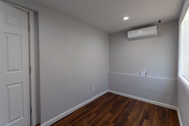 Building Photo - Central 2 Bedroom 2 Bath