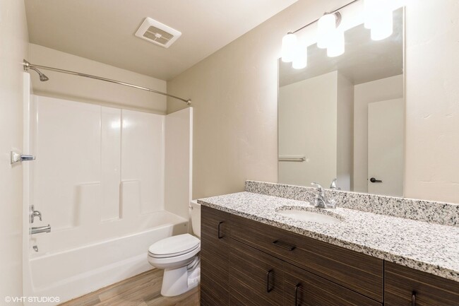 Building Photo - 2 Bedroom / 1 Bathroom Apartment!