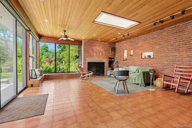 Building Photo - 181 Finmor Dr