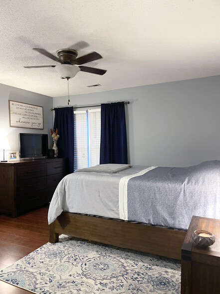 Bedroom A - 122 W Victoria Ct