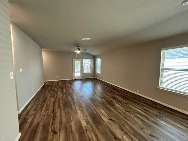 Building Photo - Contemporary 4-bedroom, 3-bathroom