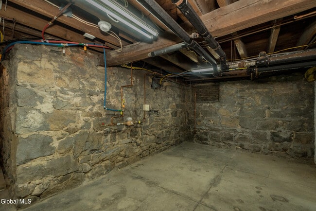 Building Photo - 302 Nelson Ave