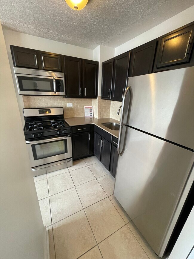 Building Photo - 3333 Broadway