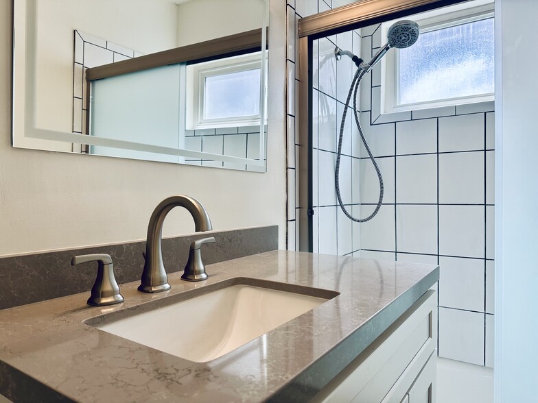 Building Photo - 4918 1/2 Tujunga Ave