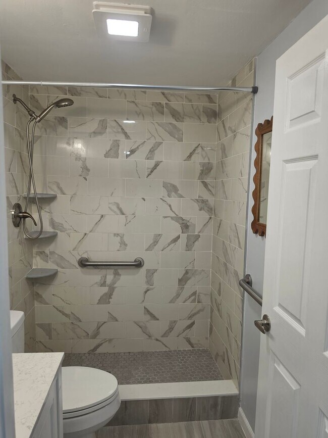 Building Photo - FOR RENT!!! NEWLY RENOVATED 2-BEDROOM TRIPLEX – UTILITIES INCLUDED – PRIME KISSIMMEE LOCATION!