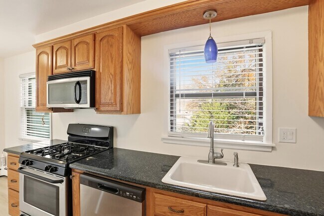 Building Photo - 576 Avenue East Unit