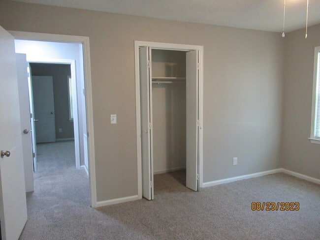 Building Photo - 870 Marigold St