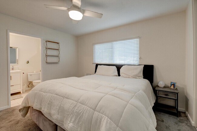 Building Photo - 75240 Camello Ct N