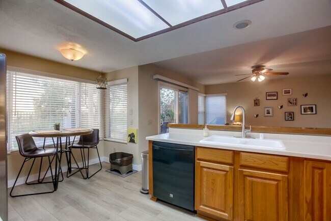Building Photo - Beautiful, spacious 3 bedroom 2.5 bath hom...