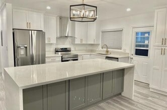 Building Photo - Beautiful Modern Belmont Shore Home