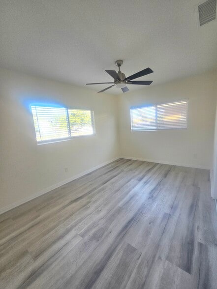 bed room 1 bright 2 windows - 4761 W 169th St